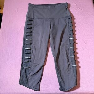 Lululemon 17" Crop leggings Side Reflectives, Mesh behind Knee in Black - Size 6